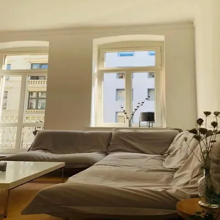 Inviting With Balcony Or Terrace Vakantiehuis Straubing